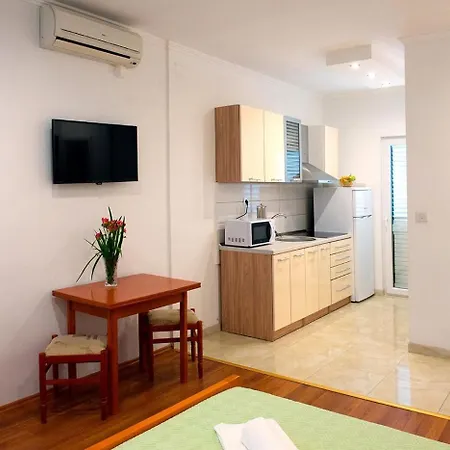Apartman And Robi *